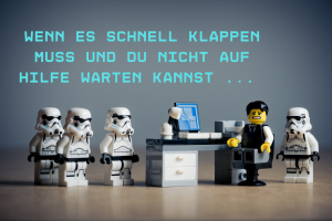 Lego-Figut mit schmerzverzerrtem Gesicht sitzt vor Computer, während sich mehrere Lego-Stormtrooper nähern.