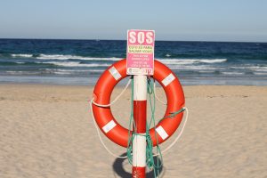 Rettungsring hängt an SOS-Station am Strand bereit